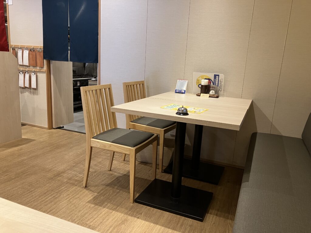 平塚蕎麦ダイニング鶍テーブル席