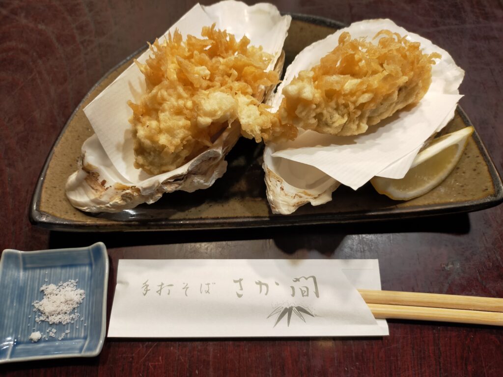 秦野手打そばさか間さん牡蠣の天ぷらジューシーでうまかった。