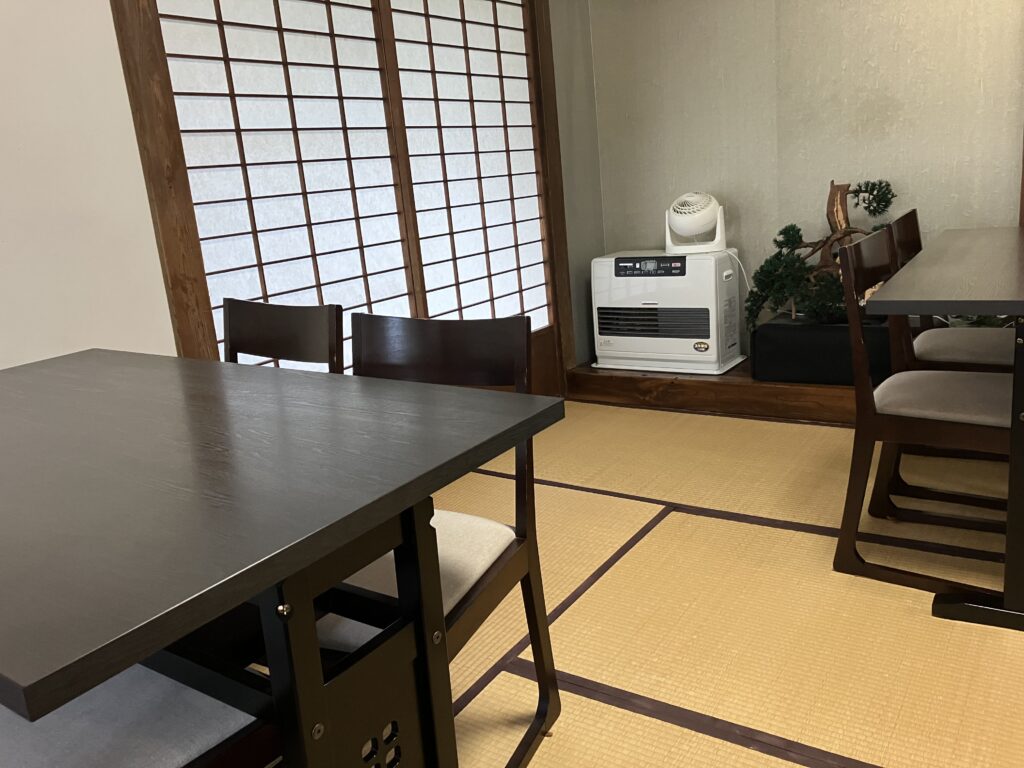 鎌倉　蕎麦・酒　青海波テーブル席