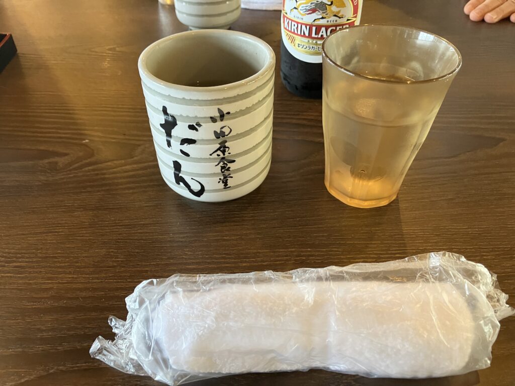 小田原食堂だんのサービスお茶とおしぼり