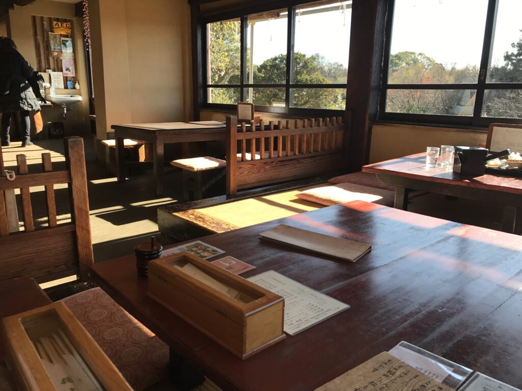 鎌倉山蕎麦処らい亭店内テーブル席