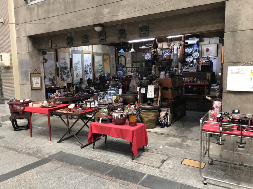 岡山のレトロな商店街の商店