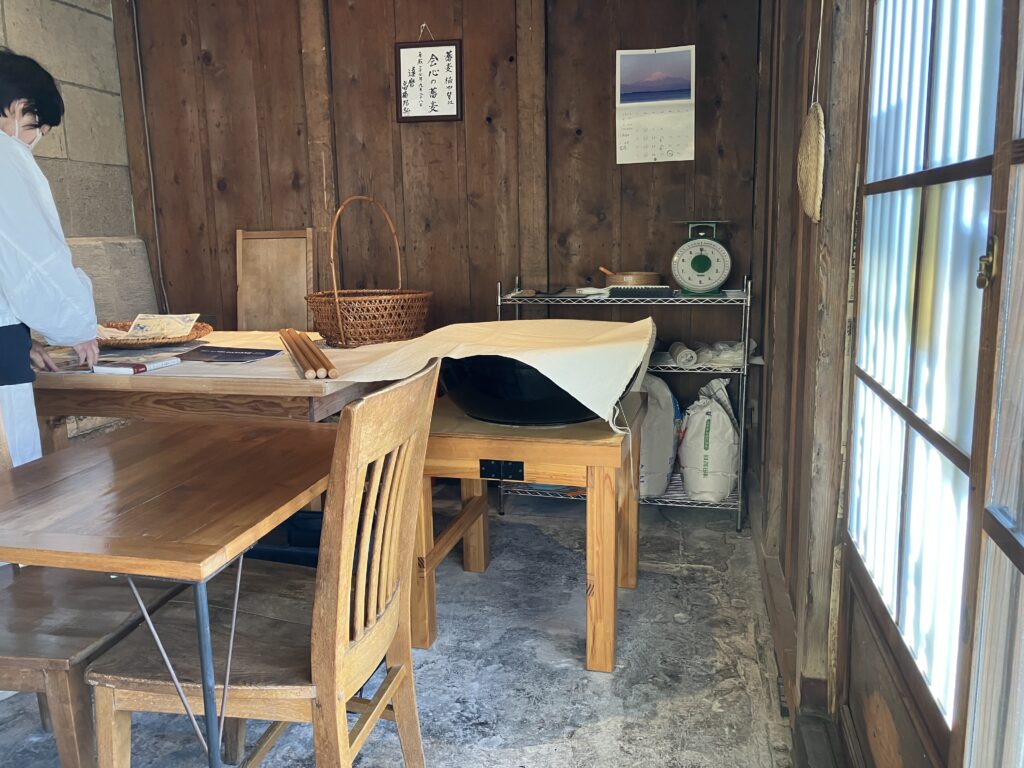 横須賀蕎麦桶やテーブル席